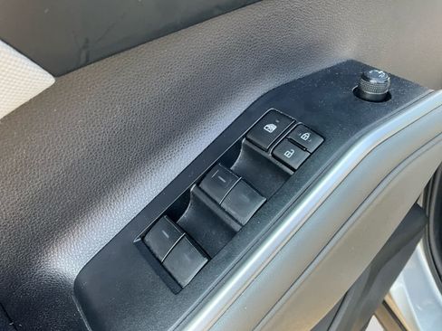 Used 2023 Toyota Highlander LE FWD image 19