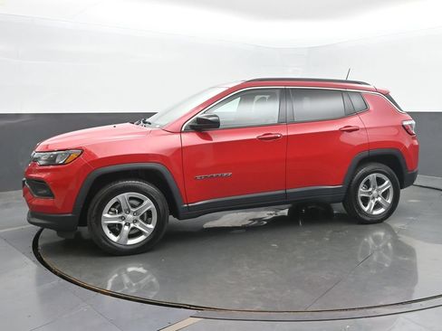 Used 2024 Jeep Compass Latitude AWD/4WD image 2