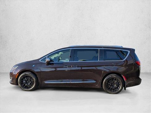 Used 2017 Chrysler Pacifica Platinum image 8