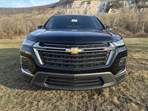 Used 2023 Chevrolet Traverse LT image 2