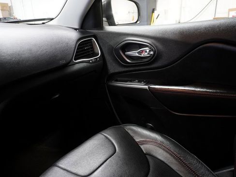 Used 2020 Jeep Cherokee Trailhawk image 32