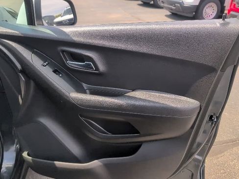 Used 2017 Chevrolet Trax LT w/ LT Convenience Package FWD image 35