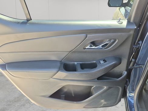 Used 2023 Chevrolet Traverse LT image 17