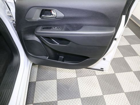 Used 2025 Chrysler Pacifica Select FWD image 18