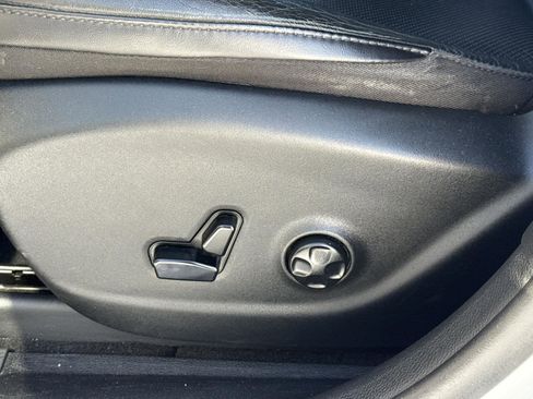 Used 2019 Jeep Cherokee Limited image 14