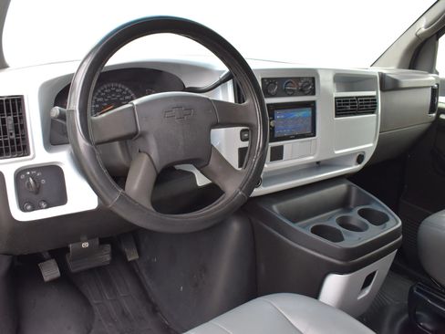 Used 2006 Chevrolet Express 3500 RWD image 41