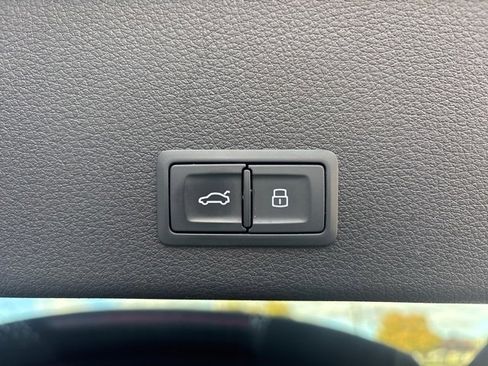 Used 2021 Audi e-tron Premium w/ Convenience Plus Package image 9