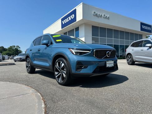 Used 2023 Volvo XC40 B5 Plus w/ Protection Package Premier AWD/4WD image 3
