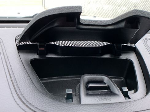 Used 2023 Jeep Cherokee Altitude Lux image 21