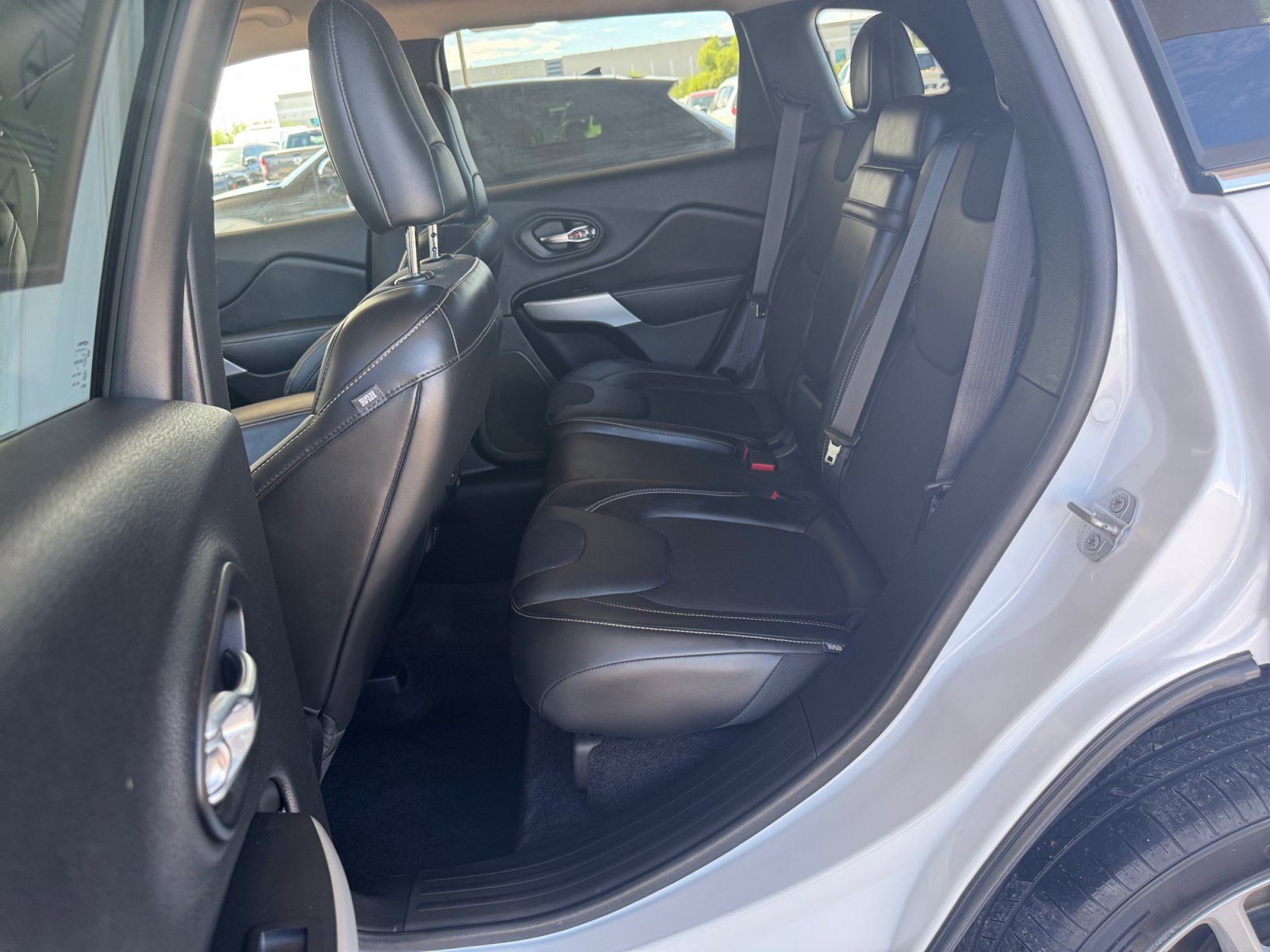 Used 2018 Jeep Cherokee Latitude Plus w/ Comfort/Convenience Group FWD image 23