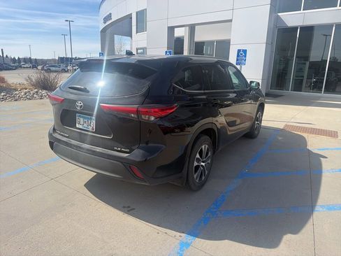 Used 2021 Toyota Highlander XLE AWD/4WD image 18
