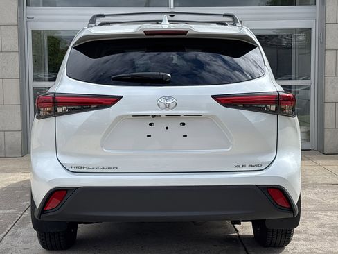 Used 2022 Toyota Highlander XLE AWD/4WD image 7