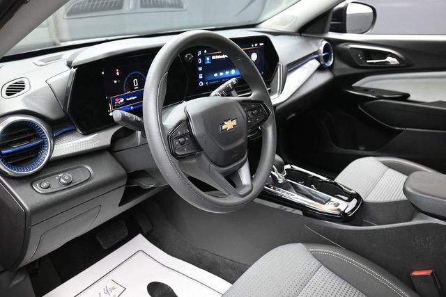 Used 2025 Chevrolet Trax LT FWD image 14