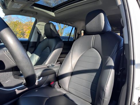 Used 2023 Toyota Highlander XLE image 16