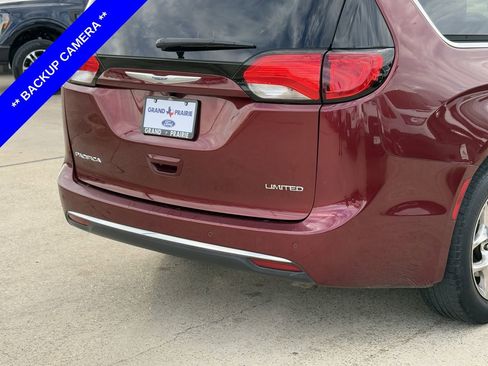 Used 2020 Chrysler Pacifica Limited image 8