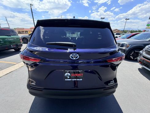 Used 2022 Toyota Sienna XLE w/ XLE Plus Package AWD/4WD image 4