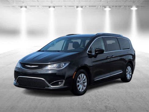Used 2018 Chrysler Pacifica Touring-L Plus FWD image 4