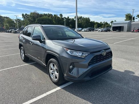 Used 2021 Toyota RAV4 XLE w/ Convenience Package FWD image 1