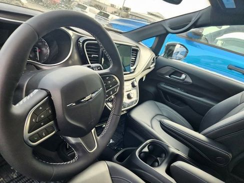 New 2025 Chrysler Pacifica Select w/ Fav Edition Package FWD image 13