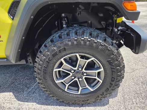 Used 2024 Jeep Gladiator Mojave w/ Technology Group AWD/4WD image 19