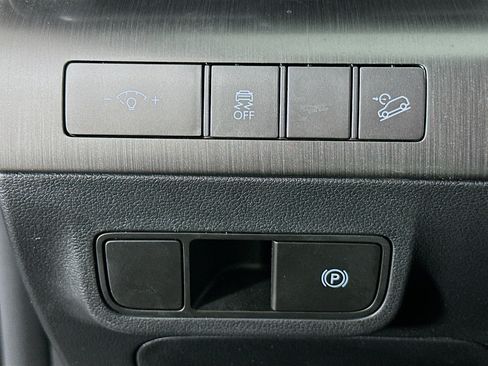 Used 2025 Hyundai Kona SEL FWD image 17