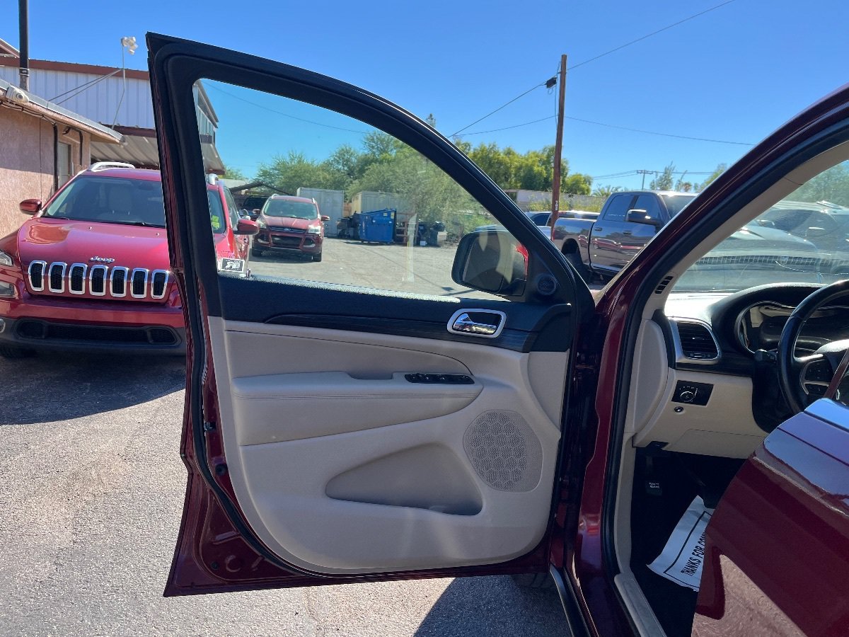 Used 2020 Jeep Grand Cherokee Laredo AWD/4WD image 26