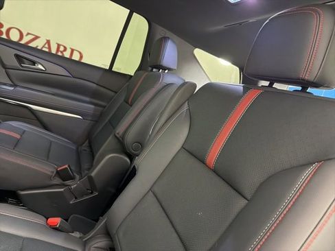 Used 2024 Chevrolet Traverse RS FWD image 13
