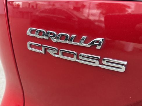 Used 2022 Toyota Corolla Cross XLE w/ Convenience Package FWD image 6