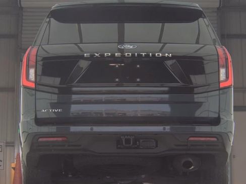 Used 2025 Ford Expedition Active AWD/4WD image 3