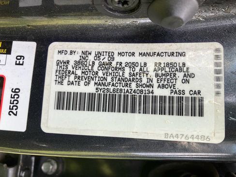 Used 2010 Pontiac Vibe w/ Preferred Package FWD image 13