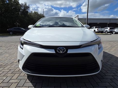 Used 2025 Toyota Corolla LE image 2