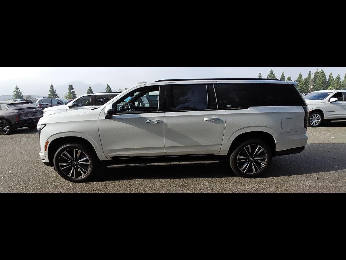 Used 2025 Cadillac Escalade ESV Sport RWD image 9