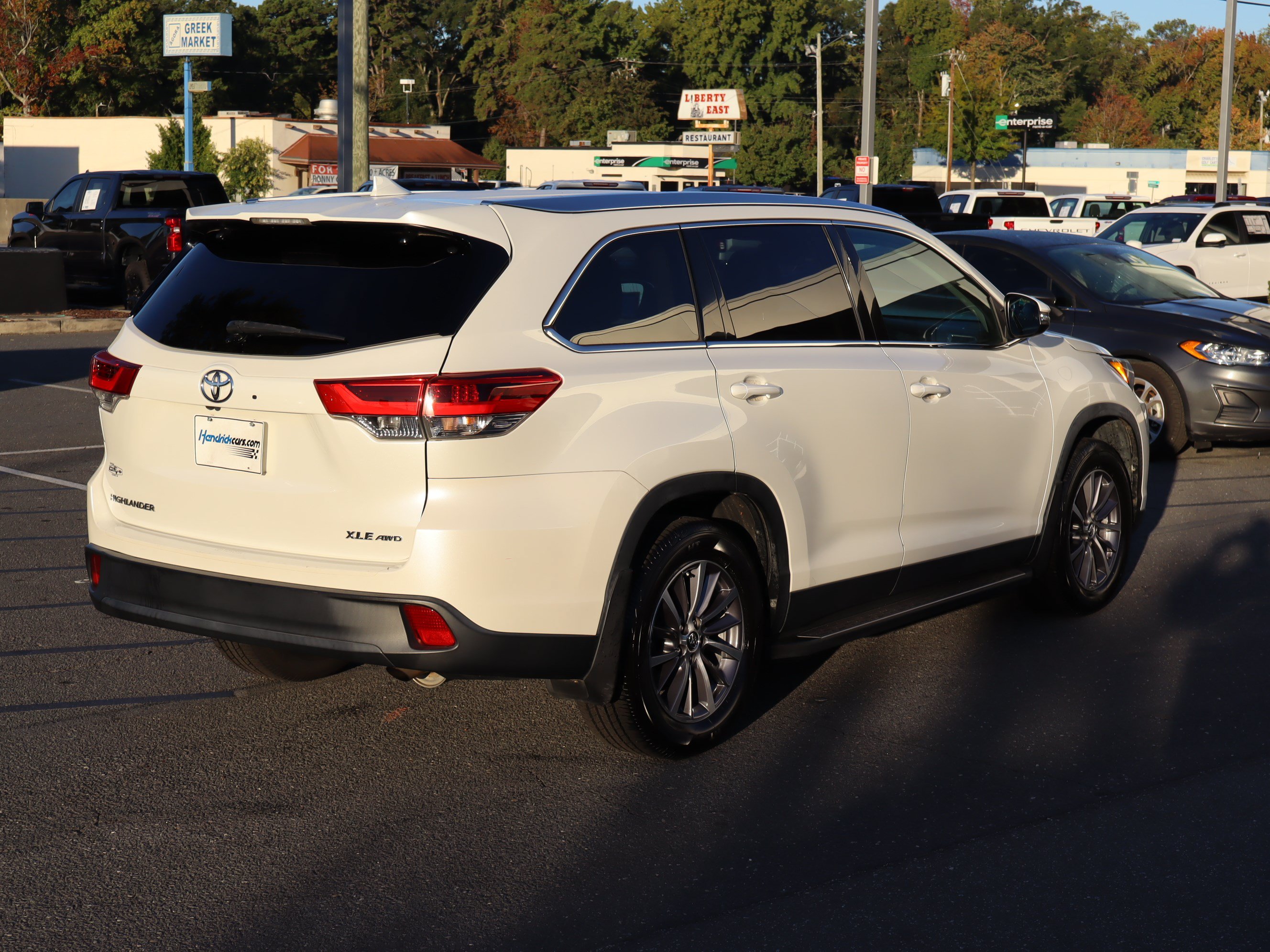 Used 2019 Toyota Highlander XLE AWD/4WD image 10