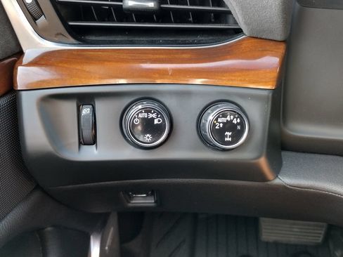 Used 2019 Cadillac Escalade Premium Luxury w/ Escalade Sport Edition AWD/4WD image 30