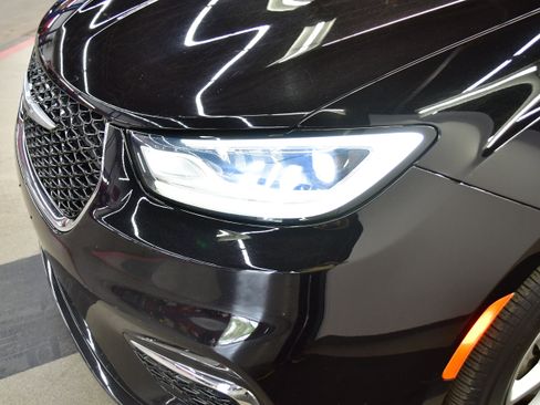Used 2025 Chrysler Pacifica Select FWD image 32