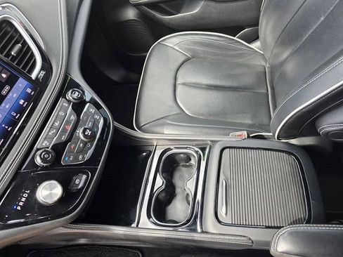 Used 2022 Chrysler Pacifica Limited w/ S Appearance Package AWD/4WD image 35