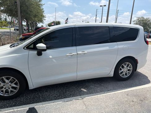 Used 2019 Chrysler Pacifica LX FWD image 4