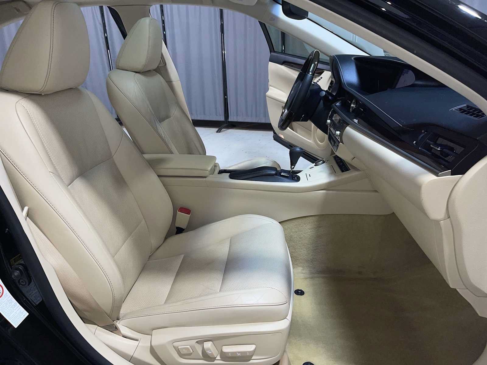 Used 2015 Lexus ES 350 w/ Luxury Package FWD image 14