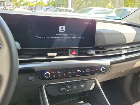 Certified 2025 Kia Carnival FWD image 22