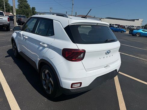 Used 2025 Hyundai Venue SEL FWD image 2