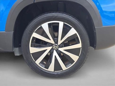Used 2023 Volkswagen Taos SE w/ Panoramic Sunroof Package FWD image 25