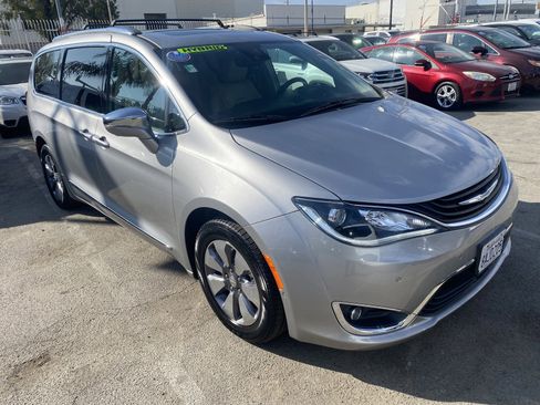 Used 2017 Chrysler Pacifica Platinum image 5