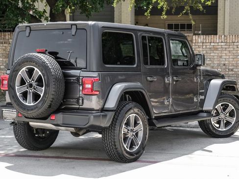 Used 2023 Jeep Wrangler Unlimited Sahara w/ LED Lighting Group AWD/4WD image 16
