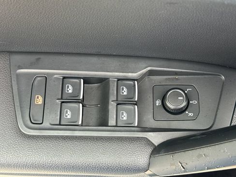 Used 2019 Volkswagen Tiguan SE w/ Panoramic Sunroof Package FWD image 14