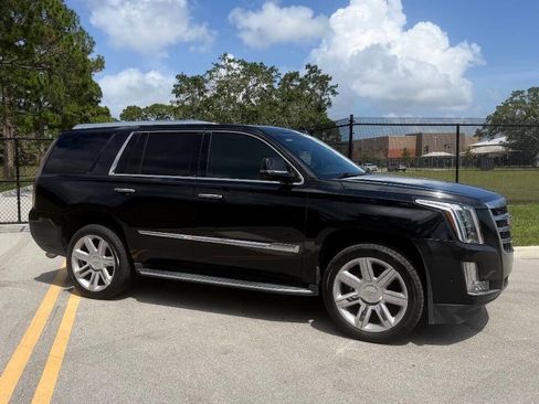 Used 2017 Cadillac Escalade Luxury RWD image 1