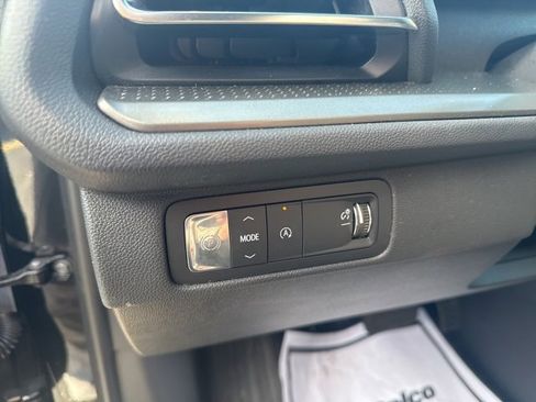 Used 2025 Chevrolet Traverse LT image 25