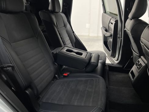Used 2025 Mitsubishi Outlander SE FWD image 23