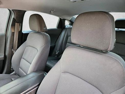 Used 2018 Chevrolet Malibu LT w/ Driver Confidence Package FWD image 9