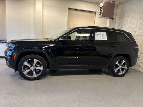 Used 2023 Jeep Grand Cherokee Limited w/ Trailer Tow Prep Group (B) AWD/4WD image 40