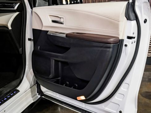 Used 2021 Toyota Sienna Platinum image 44